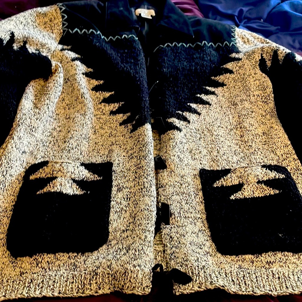 Black and white sweater made with cotton, leather bone buttons and acrylic.